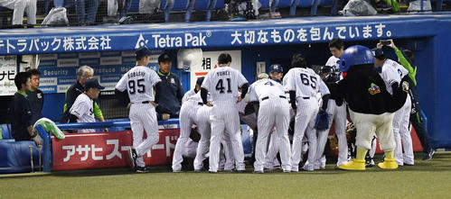 試合前、円陣を組むヤクルトナイン（撮影・鈴木みどり）