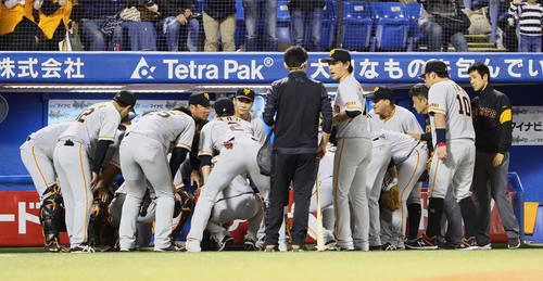 試合前、円陣を組む巨人ナイン（撮影・足立雅史）