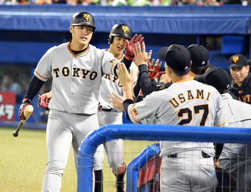先制の右犠飛を放った岡本は、ナインとハイタッチ（撮影・たえ見朱実）