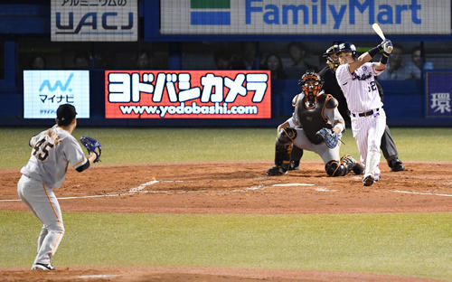 2回裏ヤクルト2死二塁、右適時三塁打を放つ中村。投手今村（撮影・鈴木みどり）