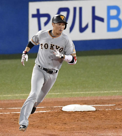 3回表巨人1死、左越えソロ本塁打を放ちダイヤモンドをまわる坂本勇（撮影・鈴木みどり）
