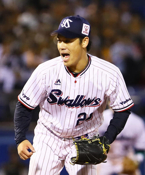 小川は坂本勇を空振り三振に仕留め雄たけびを上げる（撮影・足立雅史）