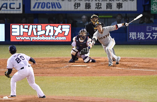 左越えソロ本塁打を放つ坂本勇。投手小川（撮影・鈴木みどり）