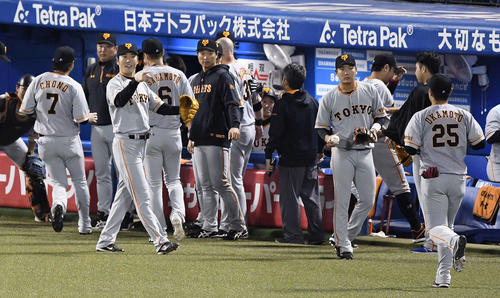 6回裏を3者凡退に抑え、岡本（右）を指さす巨人上原（左手前）（撮影・鈴木みどり）