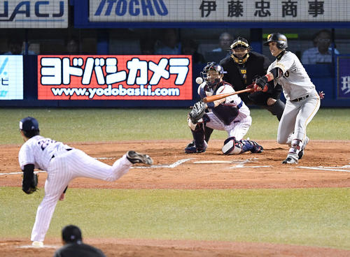 7回表巨人無死一塁、中適時二塁打を放つ陽。投手小川（撮影・鈴木みどり）