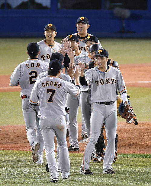 ヤクルトに勝利しハイタッチを交わす巨人ナイン（撮影・鈴木みどり）