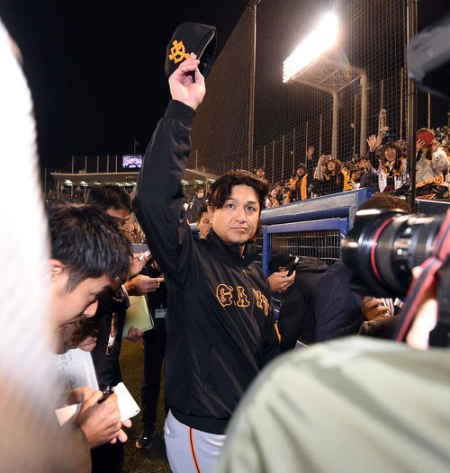 ヤクルトに勝利しファンの声援に応える巨人高橋由伸監督（撮影・たえ見朱実）