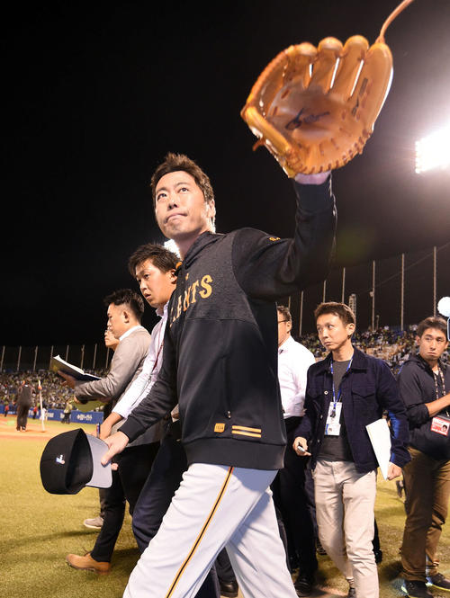 ヤクルトに勝利しファンの声援に応える巨人上原（撮影・たえ見朱実）