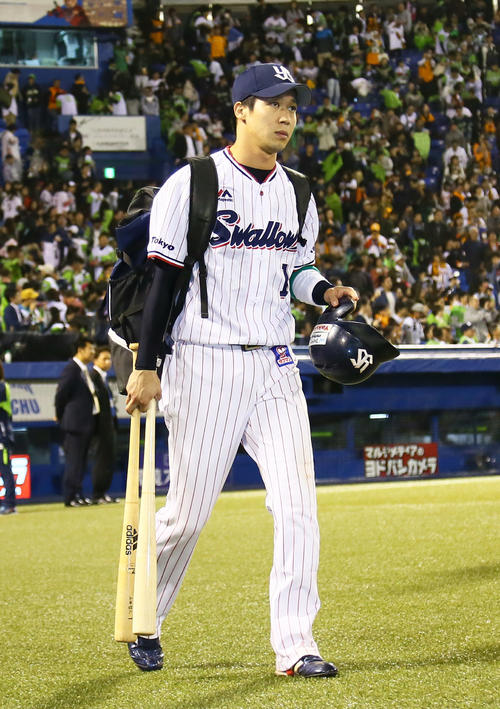 巨人に敗れ引き揚げるヤクルト山田哲人（撮影・足立雅史）