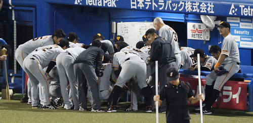 試合前、円陣を組む巨人ナイン(撮影・鈴木みどり)