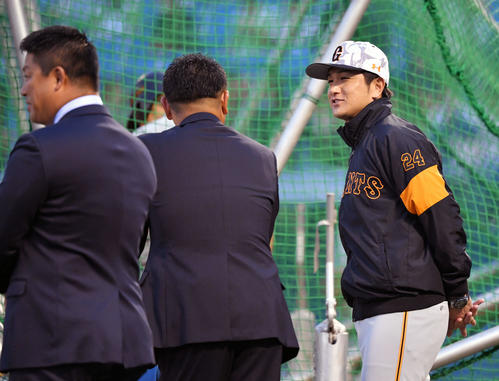 試合前練習中に谷繁氏(中央)と笑顔で話す巨人高橋監督(右)。左は村田氏(撮影・滝沢徹郎)