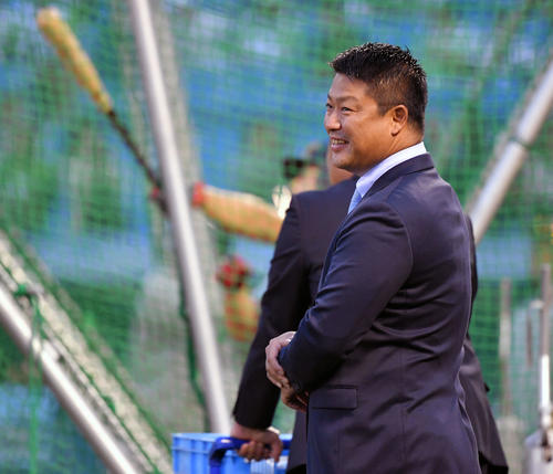 試合前練習を訪れた村田修一氏(撮影・滝沢徹郎)