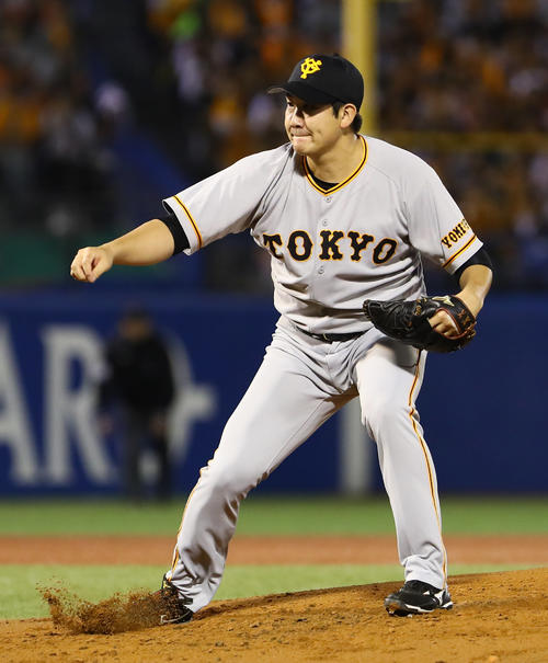 1回裏ヤクルト2死、菅野は山田哲を空振り三振に仕留める(撮影・足立雅史)