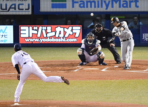 2回表巨人2死、先制の中越えソロ本塁打を放つ長野。投手原(撮影・鈴木みどり)