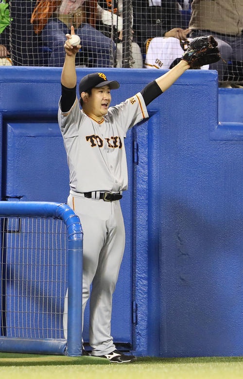 菅野は亀井の右越え2点本塁打をバンザイで喜ぶ（撮影・足立雅史）