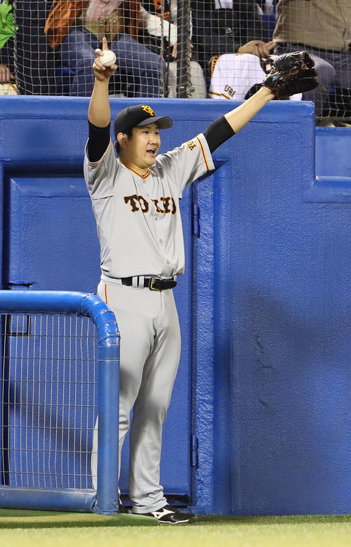 菅野は亀井の右越え2点本塁打をバンザイで喜ぶ(撮影・足立雅史)