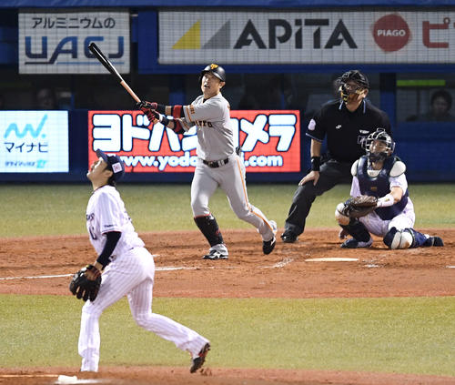 4回表巨人2死一塁、右越え2点本塁打を放つ亀井。投手原(撮影・鈴木みどり)