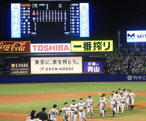 ヤクルト対巨人 先発菅野がノーヒットノーランを達成し勝利のタッチをかわす巨人ナイン(撮影・江口和貴)