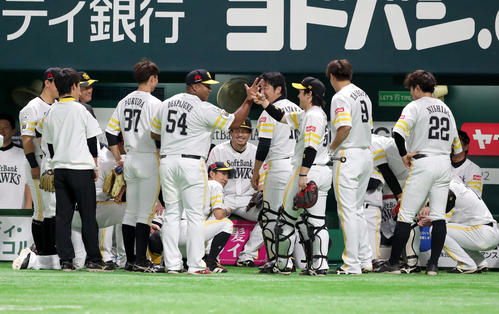 試合前、ベンチ前で円陣を組むソフトバンクナイン（撮影・佐藤翔太）