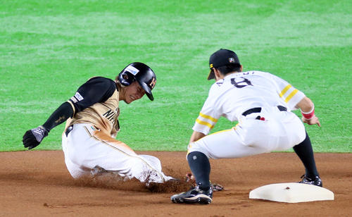 西川遥輝は二塁を狙うもタッチアウト。野手明石健志（撮影・栗木一考）