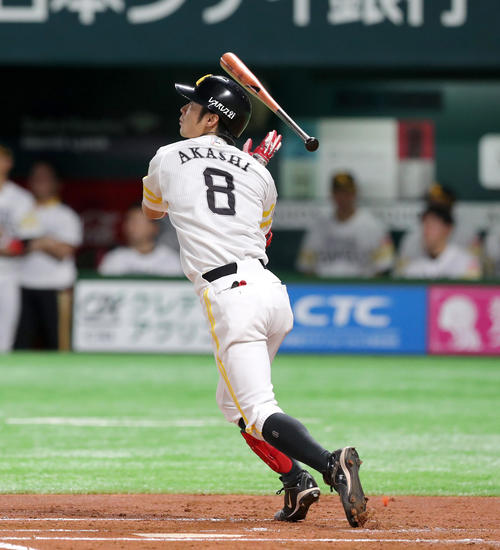 1回裏ソフトバンク1死、明石は先制となる右越え本塁打を放つ（撮影・佐藤翔太）