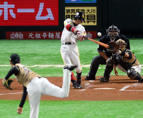 1回裏ソフトバンク1死、明石は右越え先制ソロ本塁打を放つ。投手杉浦（撮影・栗木一考）