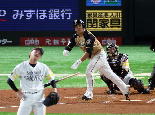 2回表日本ハム2死、横尾は左中間へ同点ソロ本塁打を放つ。投手東浜（撮影・栗木一考）