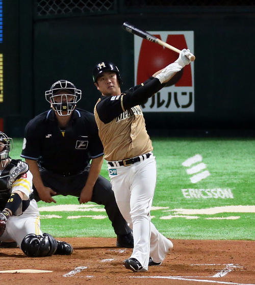 2回表日本ハム2死、横尾は左中間へ同点ソロ本塁打を放つ（撮影・栗木一考）