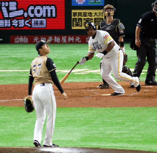 4回裏ソフトバンク無死、デスパイネは中越えに勝ち越しソロ本塁打を放つ。投手杉浦（撮影・栗木一考）