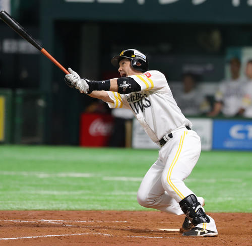 4回裏ソフトバンク1死、松田宣は左越え本塁打を放つ（撮影・佐藤翔太）