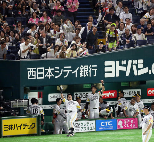 松田宣はソロ本塁打を放ちベンチ前で熱男のポーズ（撮影・栗木一考）