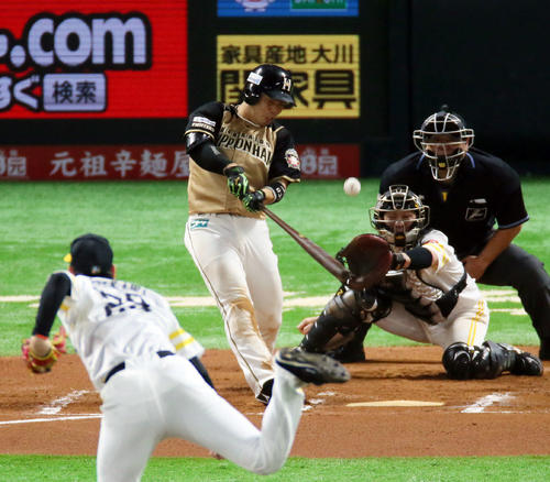 6回表日本ハム1死三塁、近藤は中前に適時打を放つ。投手石川（撮影・栗木一考）