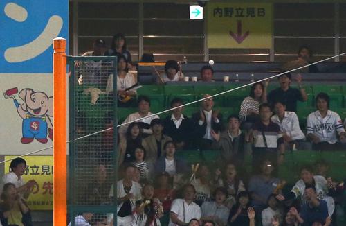 ポール際に本塁打を放ったデスパイネの打球（撮影・黒川智章）