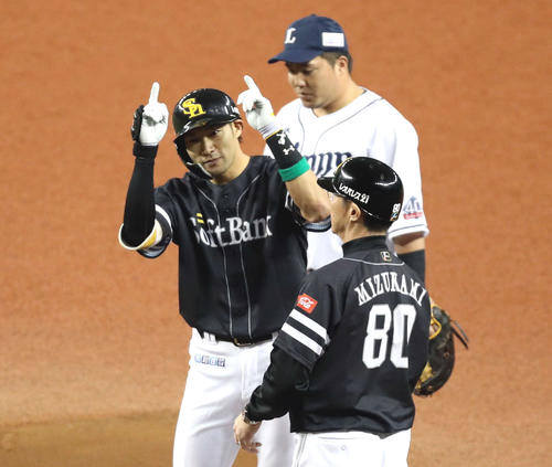 1回表ソフトバンク2死三塁、先制適時打を放つ柳田（左）（撮影・狩俣裕三）