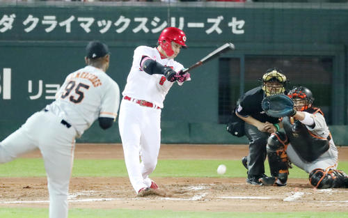 広島対巨人　1回裏広島無死一、三塁、丸は二塁ゴロを放ち打点を挙げる（撮影・加藤哉）