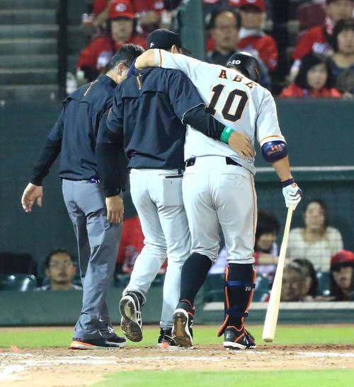 2回表巨人1死、自打球を当てベンチに引き揚げる阿部（右）（撮影・江口和貴）