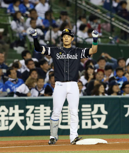 4回表ソフトバンク2死一、二塁、上林は左中間へ2点適時三塁打を放ちガッツポーズ（撮影・栗木一考）