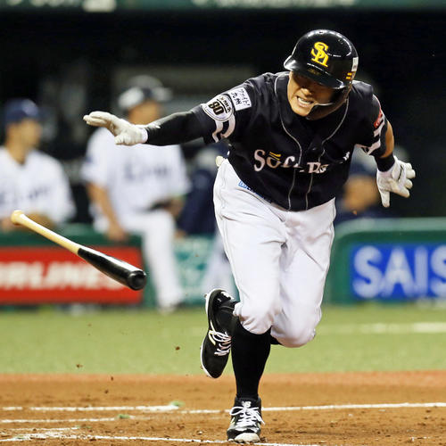 4回表ソフトバンク2死満塁、川島は左前に逆転2点適時打を放つ（撮影・栗木一考）