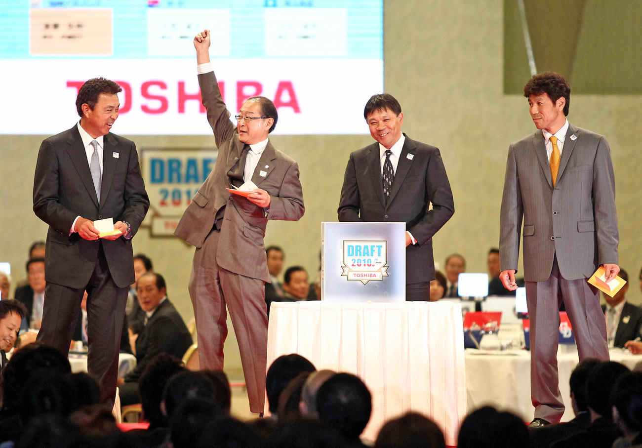斎藤の交渉権を獲得した日本ハム藤井球団社長は大きくガッツポーズする（2010年撮影）