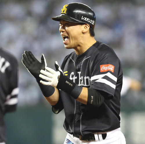 7回表ソフトバンク1死満塁、代打長谷川勇也は中前適時打を放つ（撮影・栗木一考）