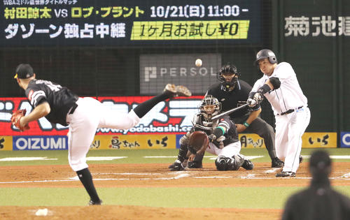 西武対ソフトバンク　6回裏西武1死、バンデンハークから中越え本塁打を放つ山川（撮影・野上伸悟）