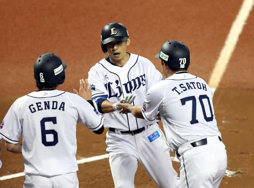 西武対ソフトバンク　1回裏西武2死一、二塁、3点本塁打を放つ栗山（中央）（撮影・狩俣裕三）