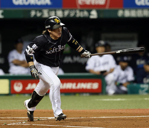 西武対ソフトバンク　2回表ソフトバンク2死一、二塁、甲斐拓也は右前適時打を放つ（撮影・栗木一考）