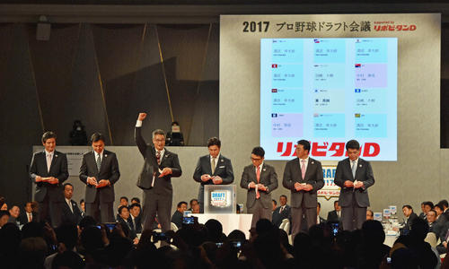 1巡目で早実・清宮幸太郎を引き当てガッツポーズする日本ハム木田優夫GM補佐(左から3人目)(2017年撮影)