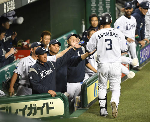 西武対ソフトバンク　2回裏西武2死一、三塁、左越え3点本塁打を放った浅村（右）を迎える辻監督（左手前）（撮影・鈴木みどり）