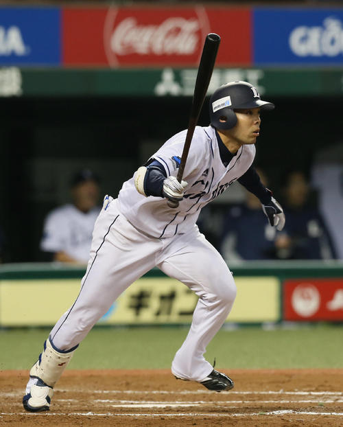 西武対ソフトバンク　7回裏西武1死一、二塁、秋山翔吾は右前適時打を放つ（撮影・栗木一考）