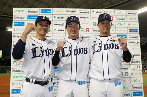 西武対ソフトバンク　試合に勝利しガッツポーズする、左から西武栗山、源田、浅村（撮影・鈴木正人）