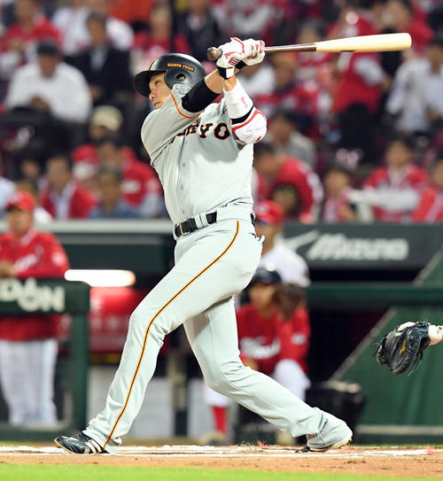 広島対巨人　6回表巨人1死、中前に安打を放つ坂本勇（撮影・たえ見朱実）