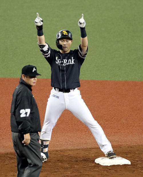 西武対ソフトバンク　3回表ソフトバンク1死満塁、2点適時二塁打を放ち、ベンチの声援に応える中村晃（撮影・狩俣裕三）