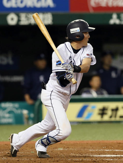 西武対ソフトバンク　3回裏西武2死一、二塁、源田は左前適時打を放つ（撮影・栗木一考）